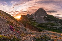 Sunrise-at-the-Mangart-mountain